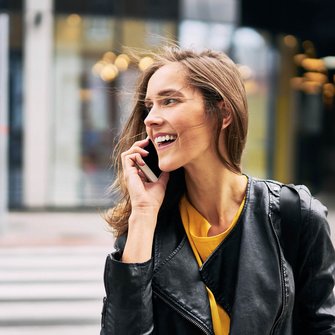 Eine junge Frau telefoniert mit ihrem Smartphone.